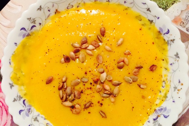 Тыквенный крем-суп картофелем и тыквенными семечками