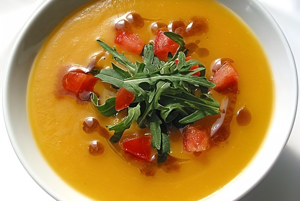 Тыквенный крем-суп с грушей и рукколой
