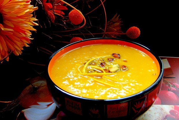 Тыквенный крем-суп с карамелизированными фисташками