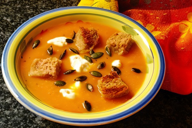 Тыквенный крем-суп с крутонами и тыквенными семечками