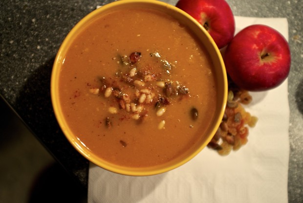 Тыквенный суп с яблоками, специями и изюмом