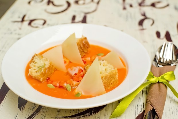 Тыквенный суп с тигровыми креветками, пармезаном и тыквенными семечками