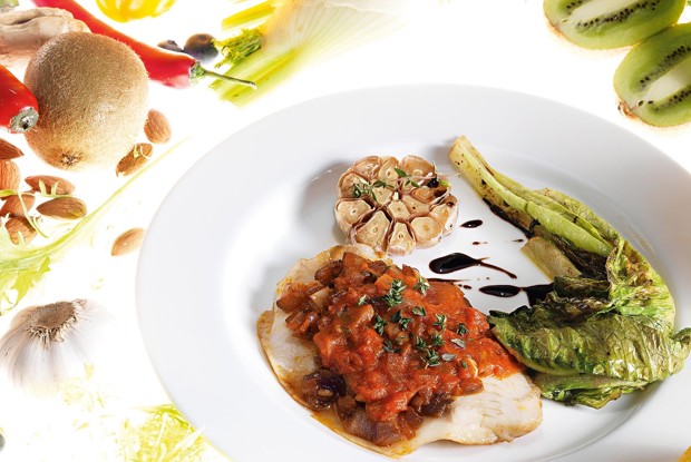 Тиляпия с тушеным салатом романо