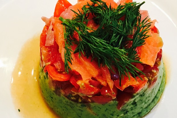 Тимбал из авокадо с копченым лососем