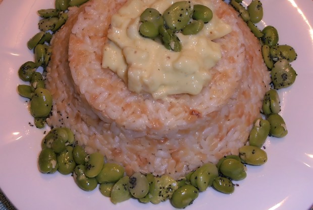 Тимбалло из риса и ризони с яблоками в карри и бобами