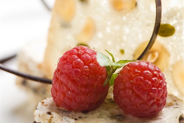 Тирамису из белого шоколада и малины