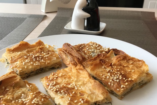 Тиропита (Греческий пирог с брынзой и зеленью)