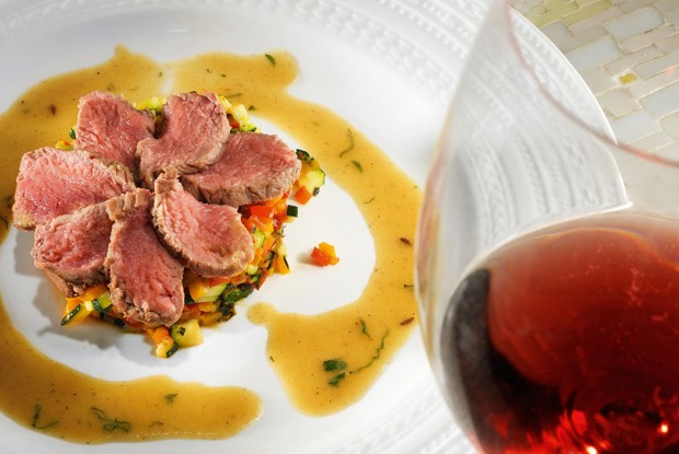 Тьян из баранины с овощным рагу и мятным соусом