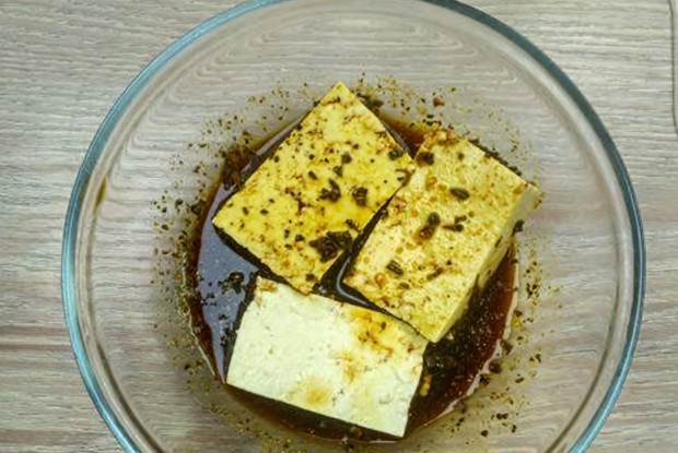 Тофу, маринованный в чесноке, кинзе и лимонном соке