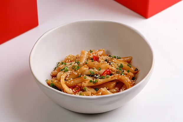 Токпокки с кальмаром на воке