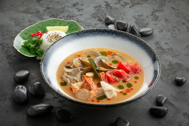 Том-ям с вонголе и креветками