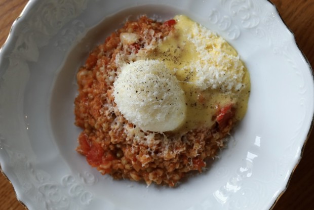 Томатная гречка с яйцом и пармезаном