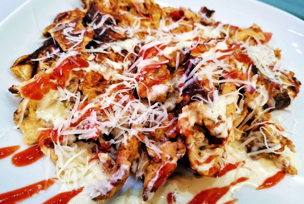 Томатная яичница с сыром и специями