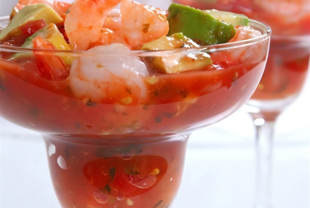 Томатный коктейль с крабами и креветками
