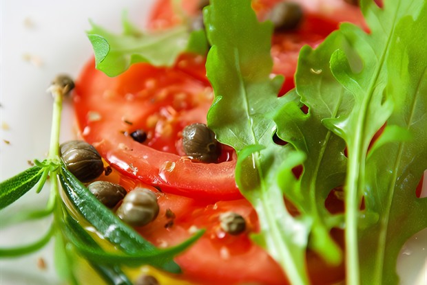 Томатный салат с каперсами