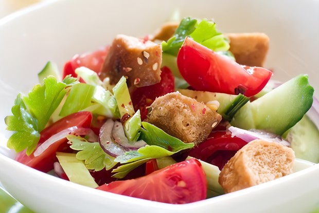 Томатный салат с сухариками на гриле и базиликом