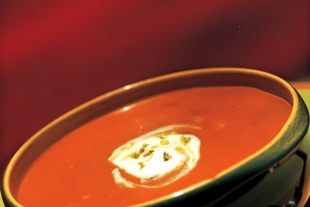 Томатный суп-пюре со сметаной и песто