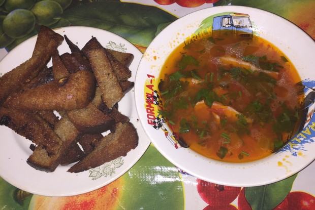 Томатный суп с беконом и чесночными гренками