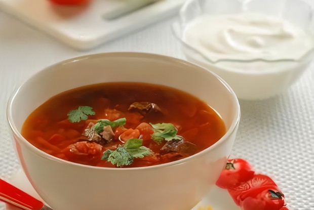 Томатный суп с чесночными гренками