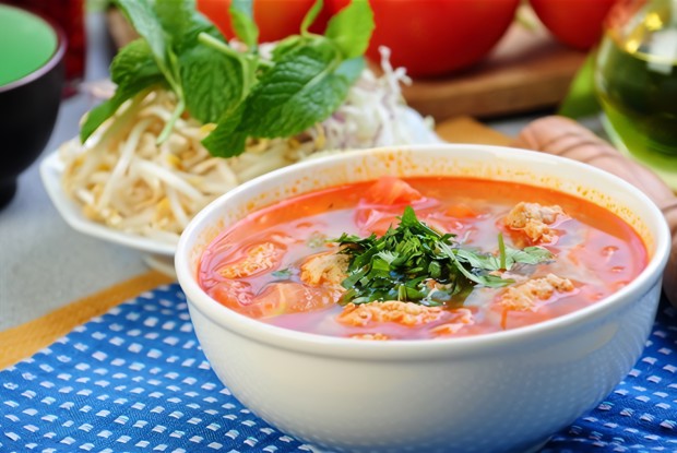 Томатный суп с фрикадельками и вермишелью