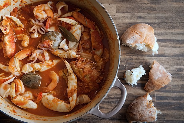 Томатный суп с морепродуктами и фенхелем