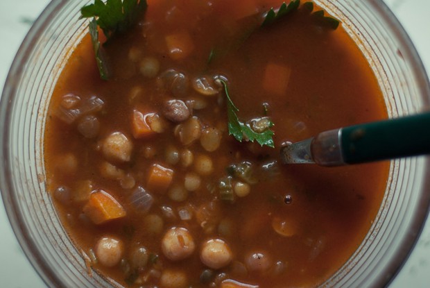 Томатный суп с пятью видами бобовых