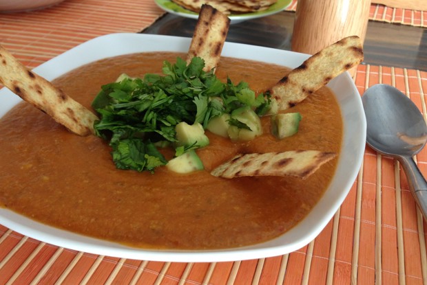 Томатный суп с тортильей, тыквой и авокадо