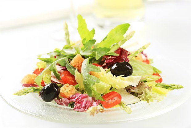 Томатно-хлебный салат с травами