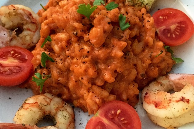 Томатное ризотто с креветками и помидорами черри