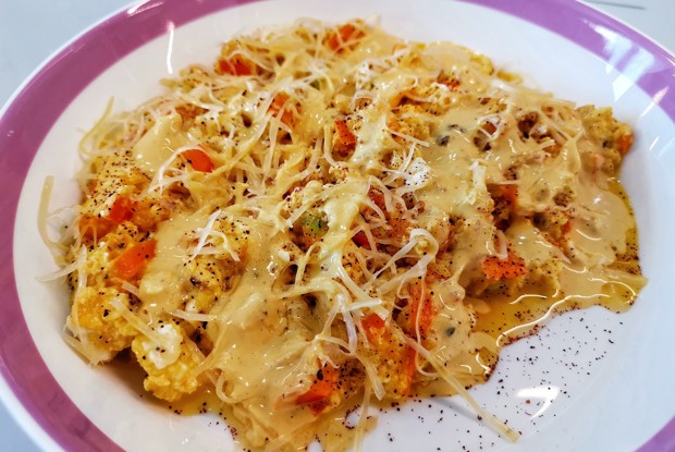 Томатно-луковый скрэмбл с сыром