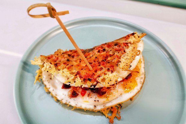 Томатно-сырная лепешка с яйцом