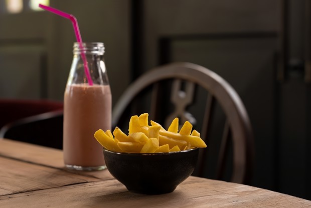 Томатный молочный коктейль и картофель фри с трюфельной солью