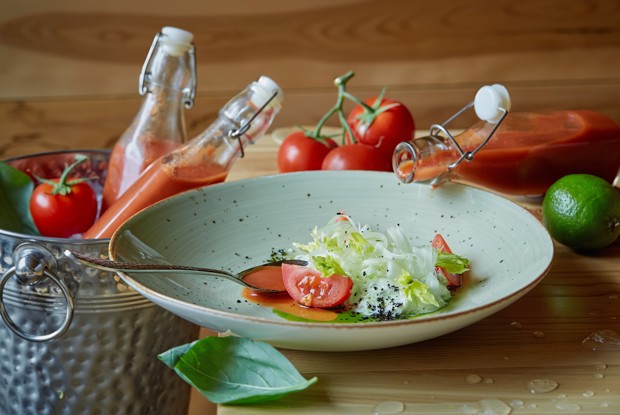 Томатный суп «Аль помодоро» со сметаной и базиликом