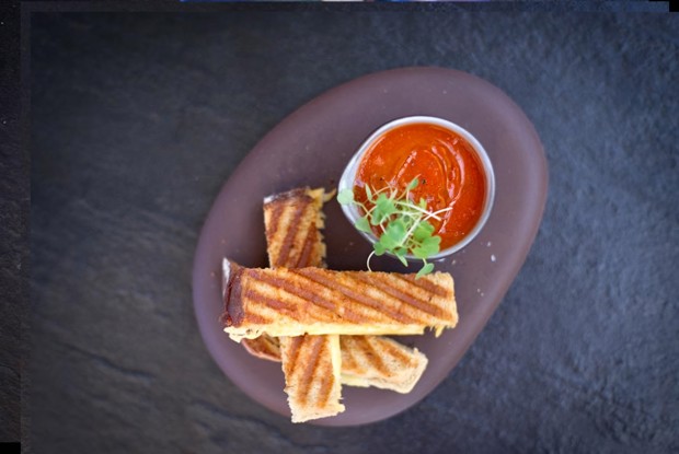 Томатный суп c жареным сыром