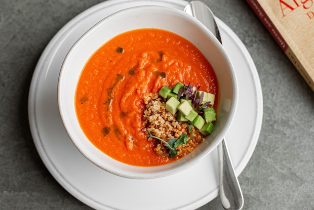 Томатный суп с киноа и авокадо