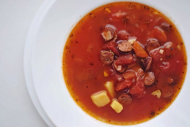 Томатный суп с колбасками