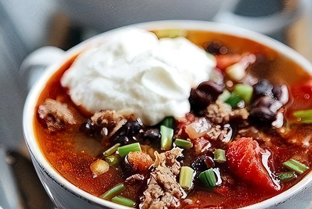 Томатный суп с курицей и фасолью