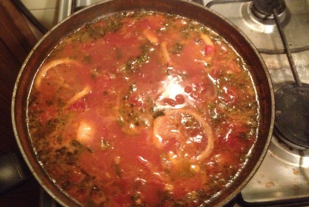 Томатный суп с мидиями и гребешками в воке