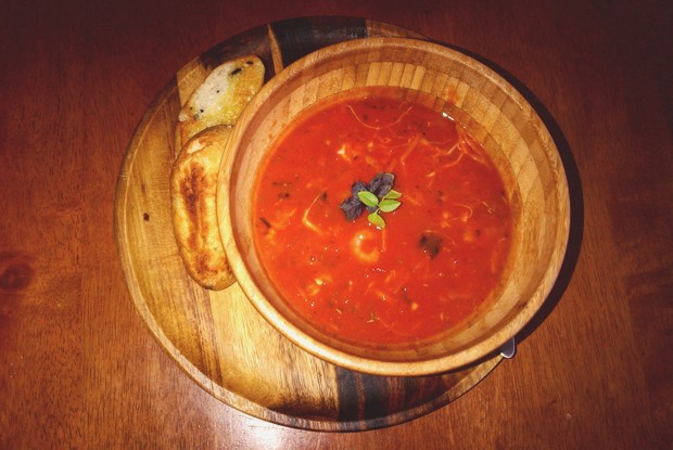 Томатный суп с морепродуктами, базиликом и моцареллой