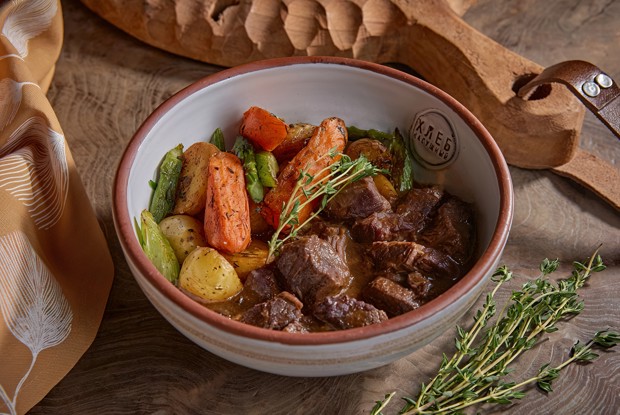 Томленая говядина с картофелем, бататом и спаржей