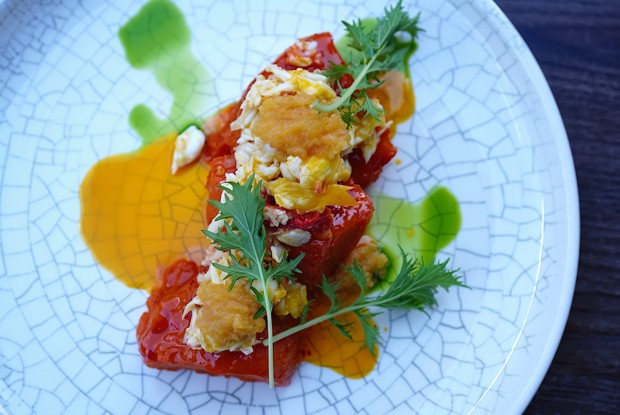 Томленая тыква с крабом, икрой щуки и морковным соусом