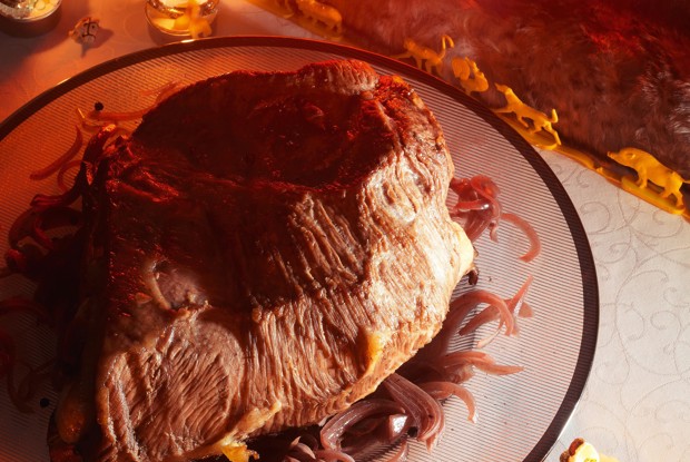 Томленная в вине говяжья грудинка