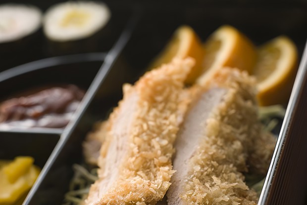 Тонкацу с чили, дайконом и зеленым горошком