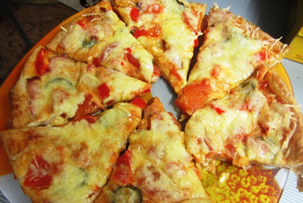 Тонкая пицца с салями, помидорами и сладким перцем