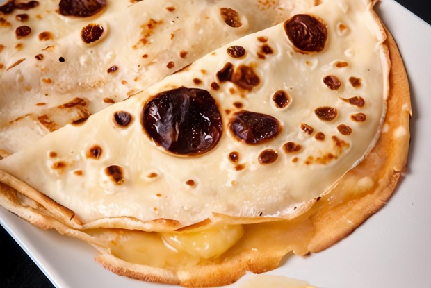 Тонкие блинчики с бананово-ромовым соусом