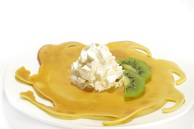 Тонкие блины с ягодами и взбитыми сливками