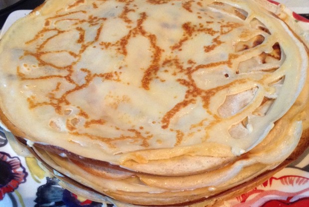 Тонкие блины со сливочным маслом