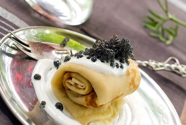 Тонкие гречневые блины со сметаной и черной икрой