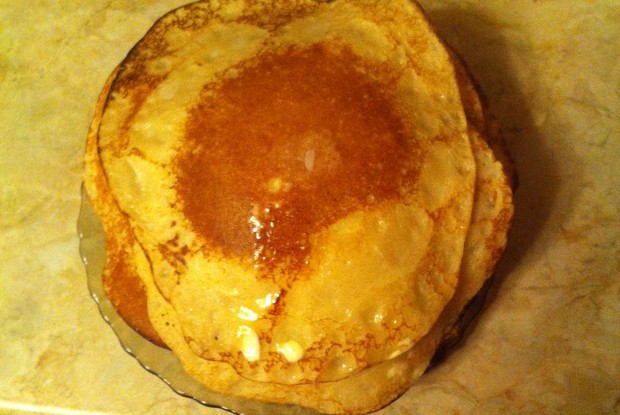 Тонкие воздушные блины со сливочным маслом