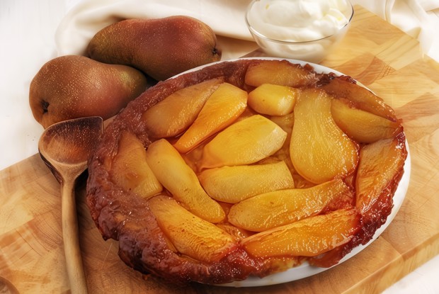 Тонкий грушевый тарт с корицей